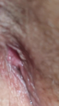 Extremo close-up. Mijando enquanto fode dentro de uma buceta peluda Pervertendo amadores