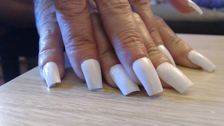 Abby Anna: Klepněte na kliknutí na bílé nehty