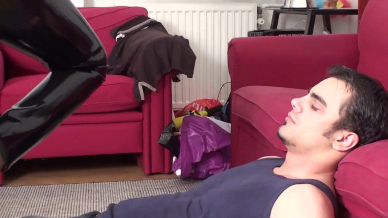 Foot Girls: Richie se fait gifler le pied