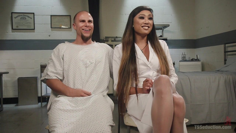 TS Seduction by Kink: Sexy pro sestřičku! Dr. Lux zachází s pacientem dávkou tlustého...