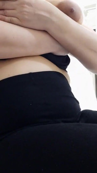 Milf met grote tieten stuitert haar grote borsten