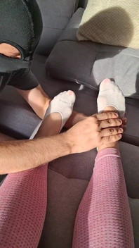 Il Sub Massaggia I Miei Piedi - Prima Con I Calzini, Poi Scalzi. Adorazione E Massaggi Ai Piedi