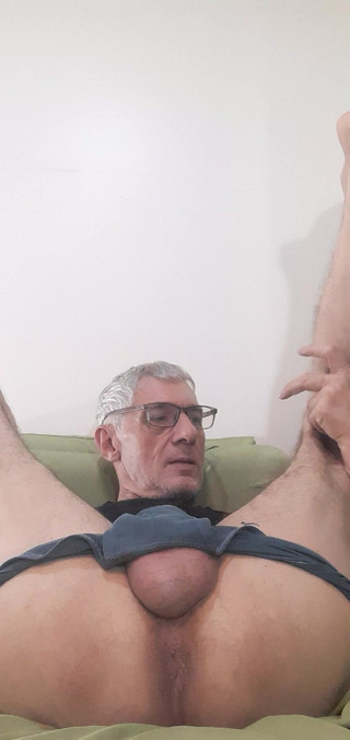 Big uncut hard cock: 性爱场景关注我