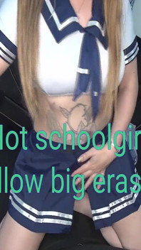 Sexy vysokoškolačka polyká velké gumy