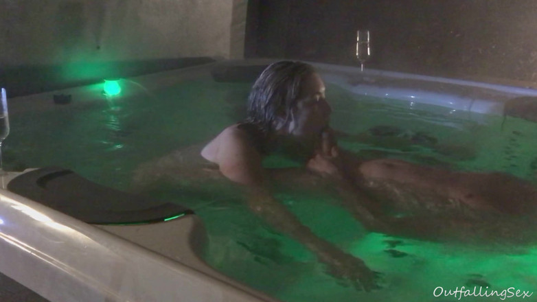 OutfallingSex: OutfallingSex - aksi di jacuzzi