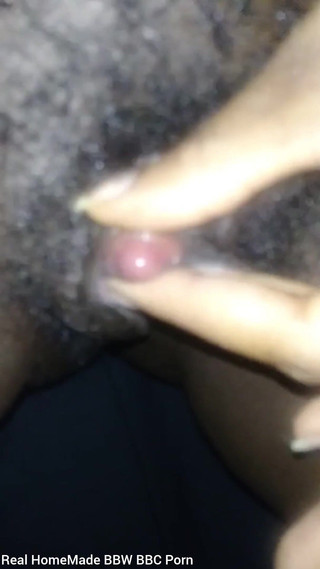 Super sexy ebony cuties: Rakaman dekat mengusap pepek berbulu kelentit besar saya