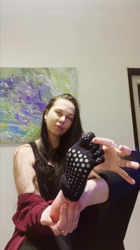 Menghidu dan menjilat stoking kaki berpeluh saya selepas yoga