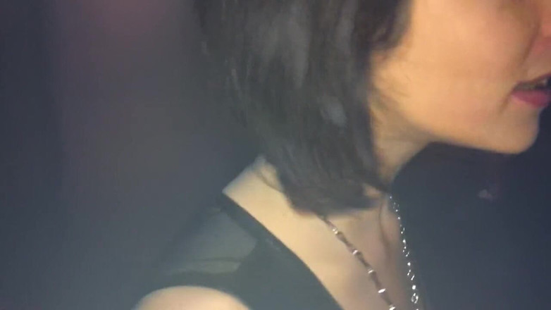 Glamour: 클럽 공중 화장실에서 남자 자지를 빨고 집에서 후장 따먹기