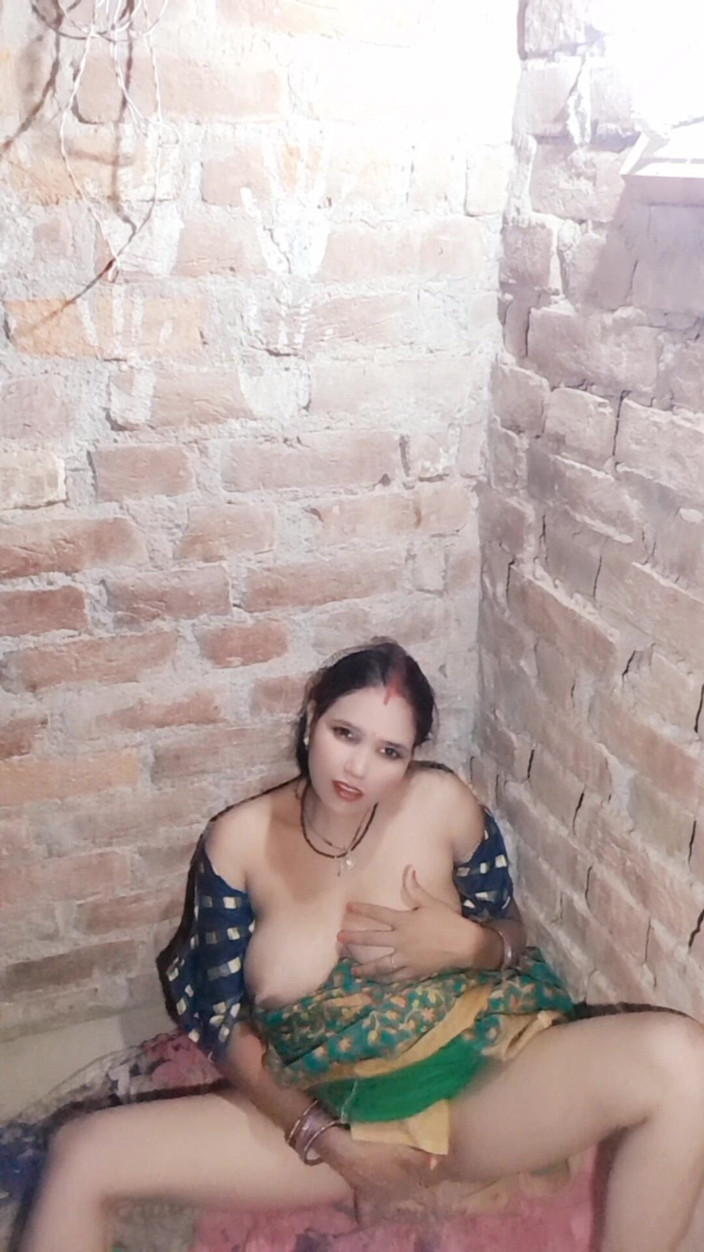 Renudbf: Adik ipar india yang hot lagi asik fingering memeknya sampai...