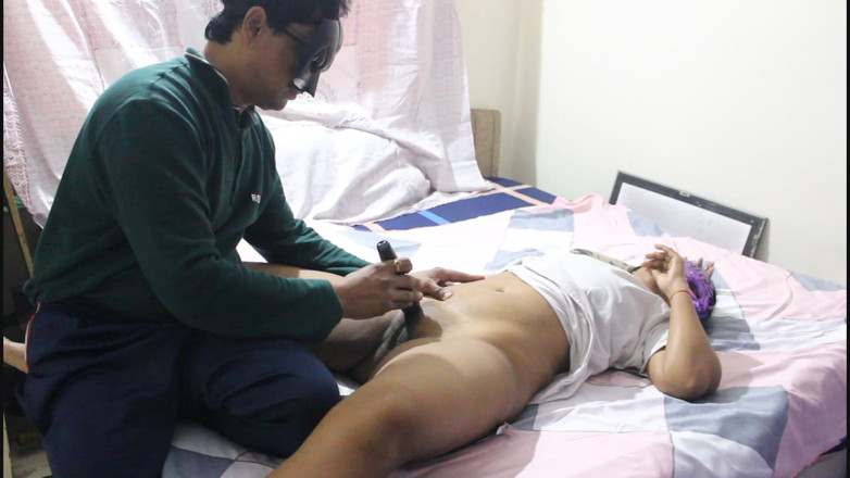 Indian Bhabhi: Holení kundičky indické manželky, aby jí dal orální sex
