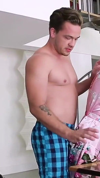 Os peitos da madrasta pertencem ao enteado