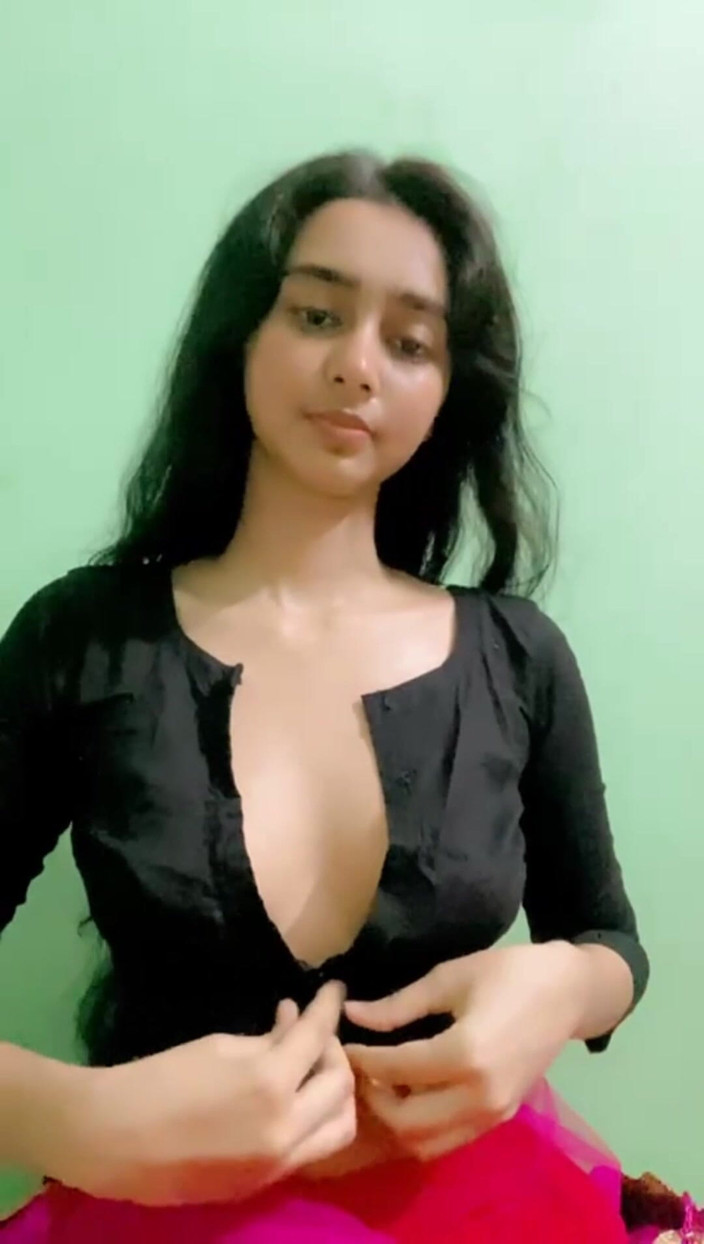 MehwishAly: Hintli kız elbiseli göğüslerini gösteriyor