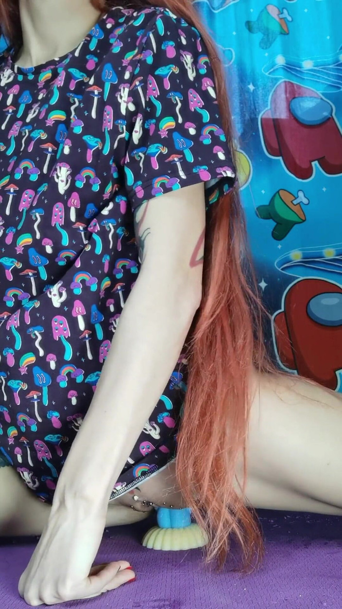 RedFox: Klemt de clitoris en tepels met klemmen, zit op het...