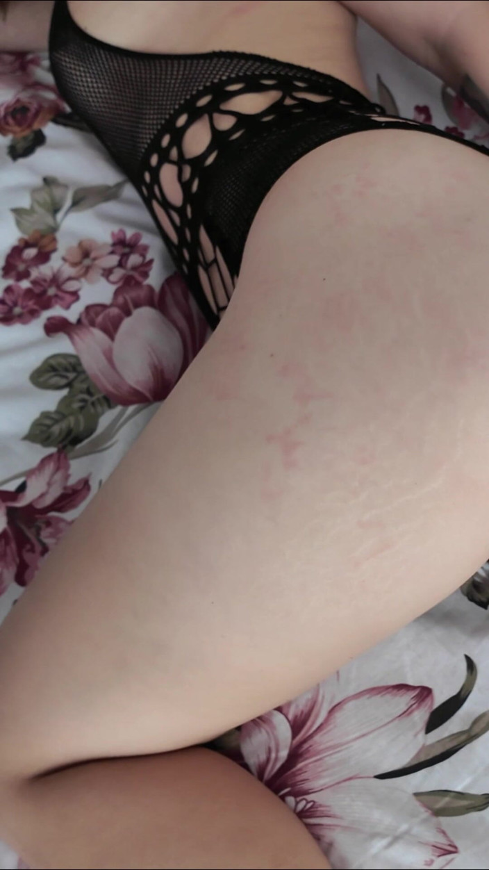 xKeryB: 我操了我的继妹并在她的山上射精
