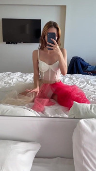 Ballo con il Mio corsetto bianco retto e la gonna rossa