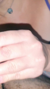 Sie lutscht und masturbiert mich und macht mich lecker