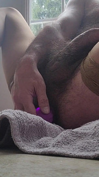 Masturbare dură în tocuri înalte, vibrator, jucărie de pulă și ciorapi