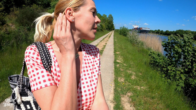 Miley Weasel: La bionda arrapata con un plug nel culo Lo prende...