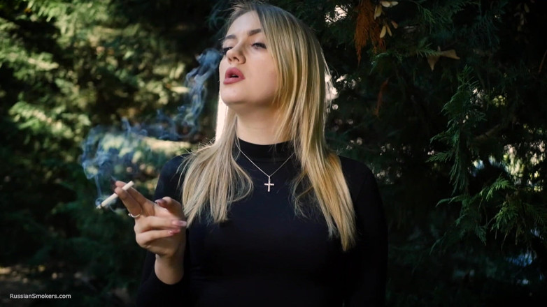 Russian Smokers: 热辣的金发女郎在大自然中抽一支黑色香烟