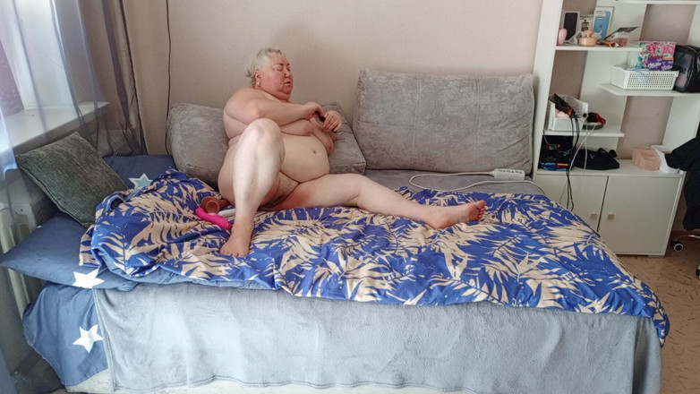Zona901: Macecha s velkým zadkem masturbuje a touží po velkém černém ptákovi...