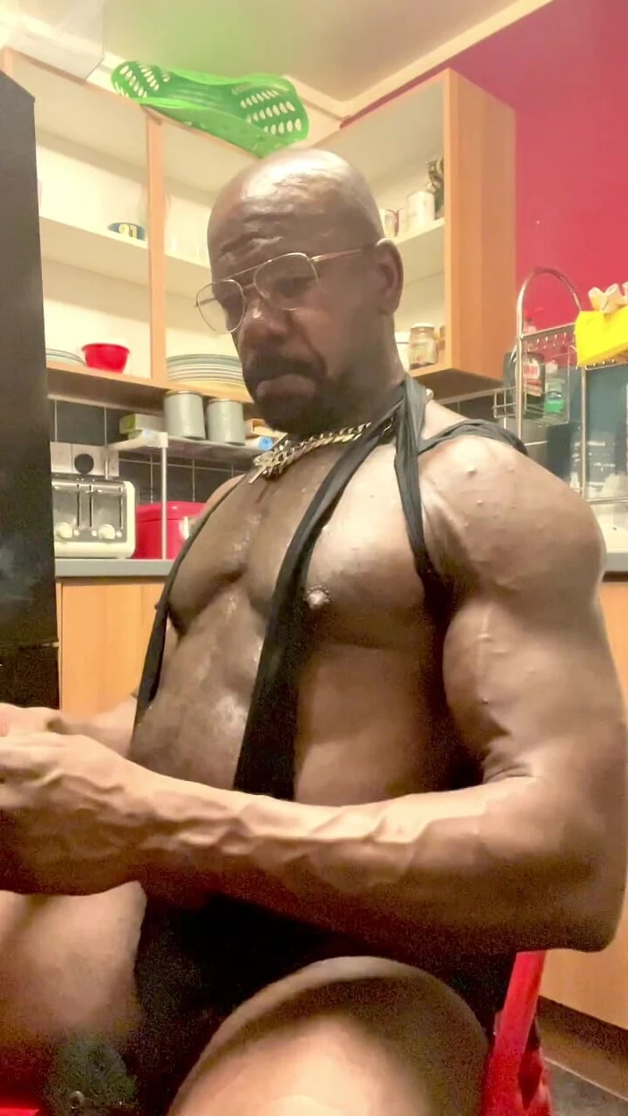 Black smoking muscle stepdad: काला धूम्रपान बुत पोशाक संकलन