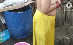 Donna indiana che fa il bagno fuori