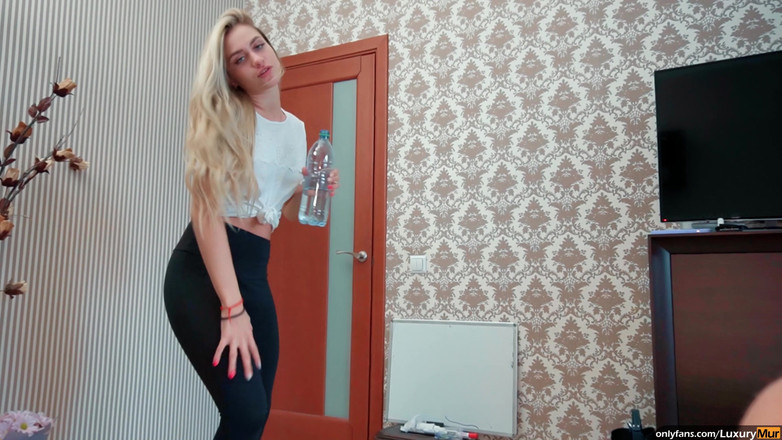 ReplayXXXLady: Mokrá soutěž v tričkách? Svedla macechu k sexu