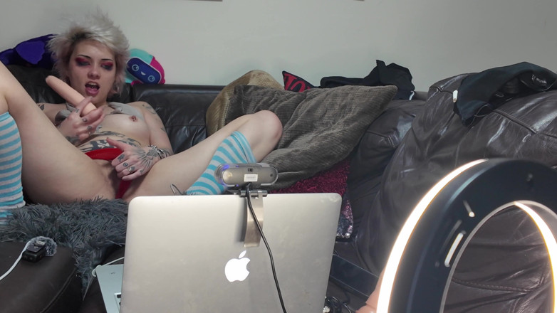 Glitterqueen1999: De reuzin camgirl - en haar kleine pizzajongen