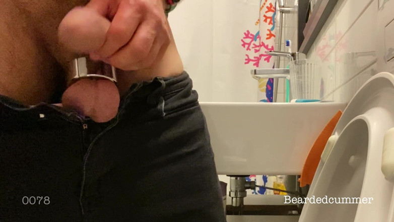 Beardedcummer: Ayah mengambil kencing dengan pengusung telur keluli berat