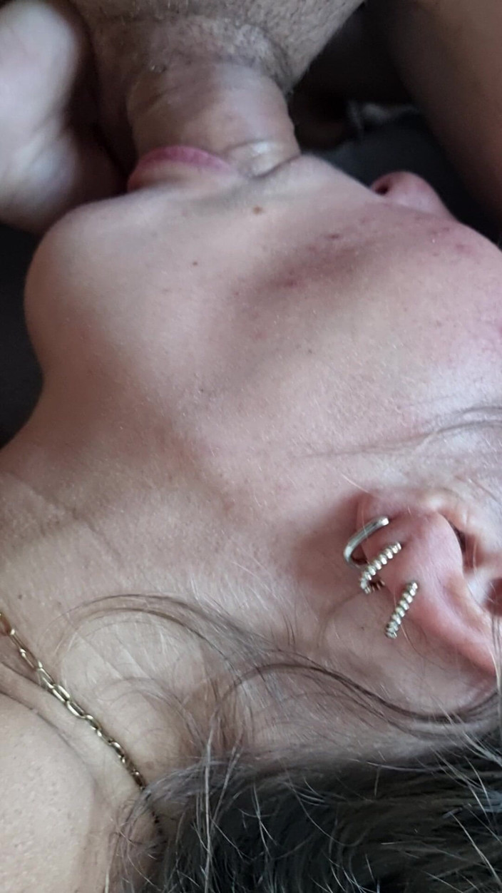 SFHarcerska: Yatağın kenarında derin gırtlak sikişi sakso