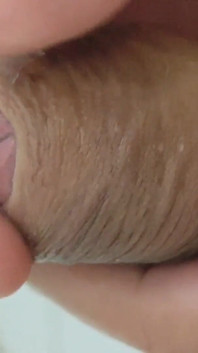 Abuelo heterosexual limpiando el semen de su enorme polla con fimosis