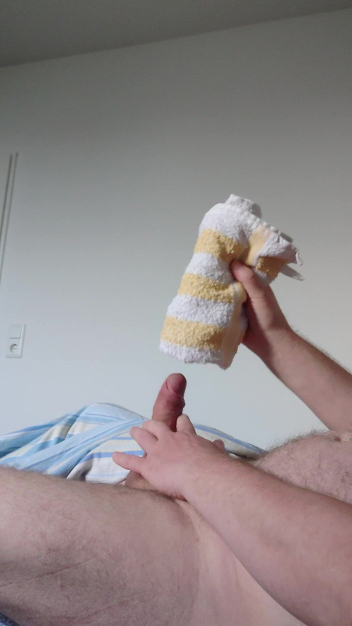 Carmen_Nylonjunge: Küçük Penis Havluyla Eğleniyor