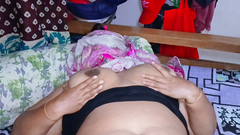 Morjenabb: sauteli mammi ke saath desi hot sautela beta mainne hot...