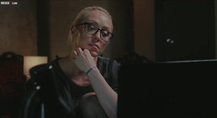 MixedX: Seksowna gorąca milf Christina Shine masturbuje się AI