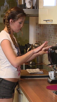 Une ado sexy se fait défoncer la chatte excitée par une énorme bite dans la cuisine