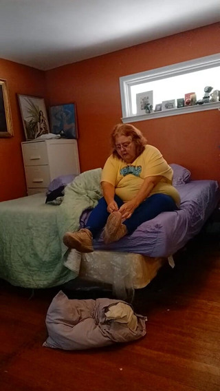 BBW nurse Vicki adventures with friends: Kokmuş tenis ayakkabıları pewwwee