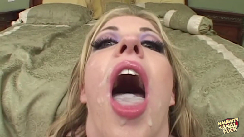 Naughty anal fuck: Uma loira com três buracos famintos é tudo o que é preciso...