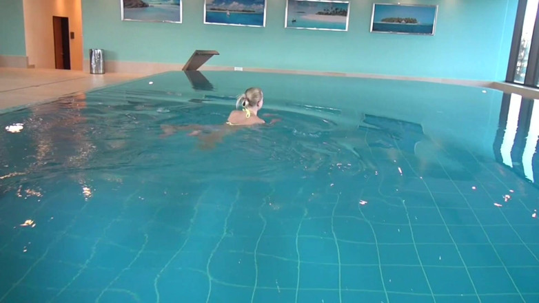 Blondehexe: Punheta na piscina parte 1