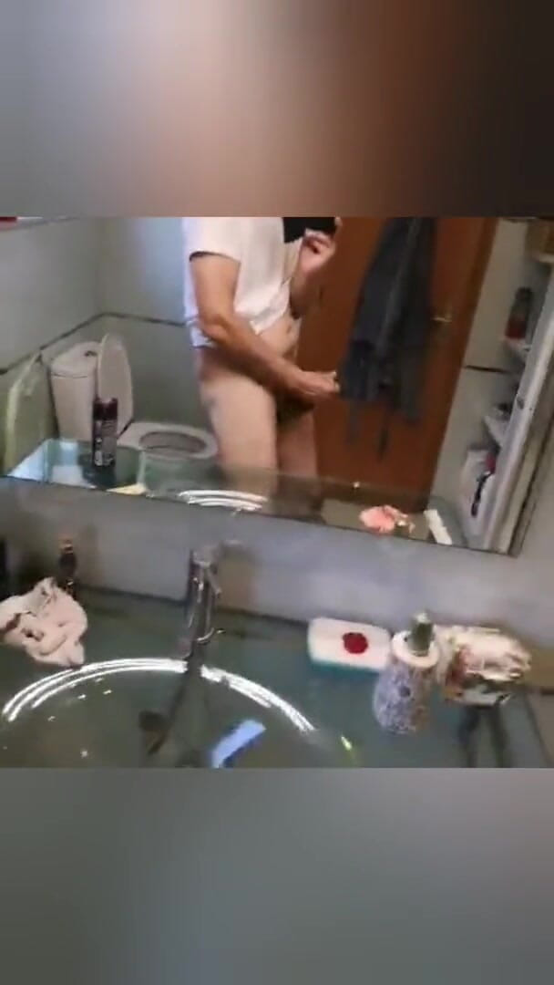 Rafael Torreano: L'eccitante papà viene beccato a masturbarsi con un'enorme sborrata