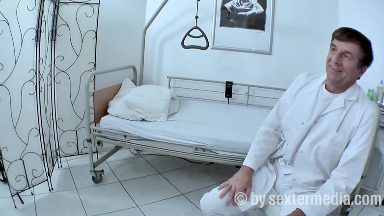 Klink by sextermedia: Adolecente Loira Faz Xixi No Médico