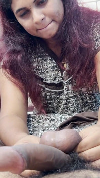 Mallu menina fazendo trabalho de mão e massagem no pênis para amigo do marido