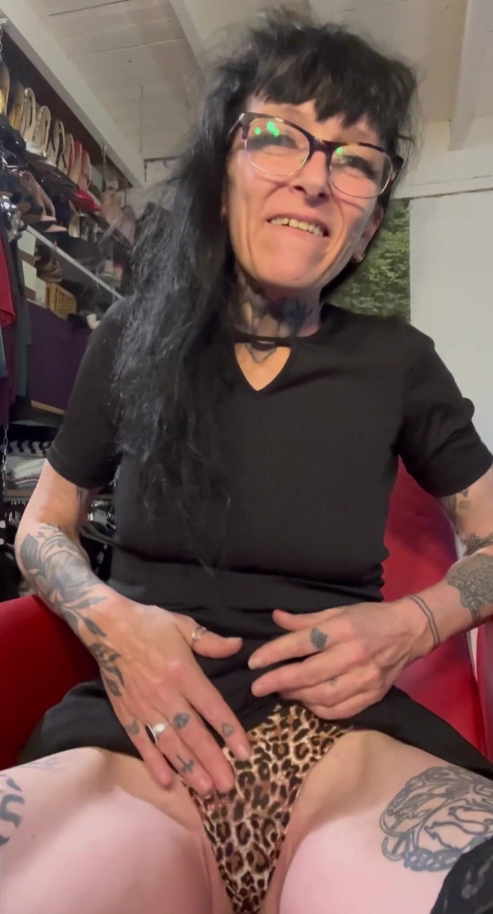 aewin11: Spuitende milf Aewin gebruikt een nat poesje met vingers