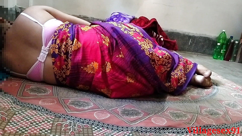 Villagesex91: Местная жена делится ее киской при использовании мобильного