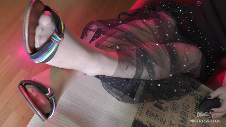 Mistress Legs: Roztomilé sandály honí na mých nylonových nohou
