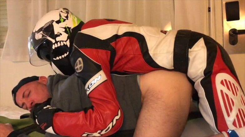 Gaybareback: Fodida por uma moto em linha reta no hotel