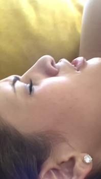 보지 핥기에서 끝까지 시도하는 새로운 팬티 - 룸메이트 손가락과 소파에서 69