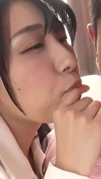 凄まじい乳首舐めと吸引-1