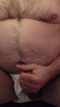Tată în pantaloni scurți albi masturbându-se show de spermă pe hamster