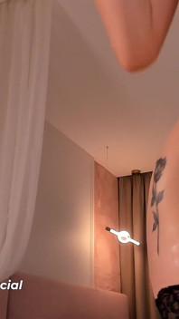 Sunt unsă cu ulei. Joacă cu un vibrator