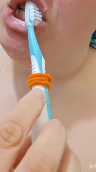 Anche le si lavano i denti~